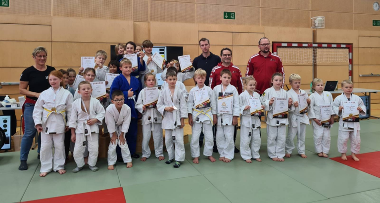 Anfängerturnier mit bayrischen Kinderregeln für 90 Kids aus 5 Vereinen, darunter die Judo Union Burgkirchen/Schwand. Spaß am Wettkampf und Medaillen für die Gewinner! 🥋🏅