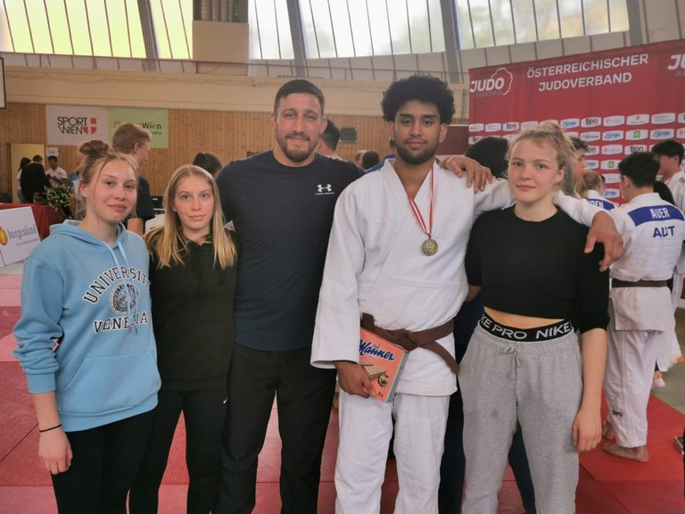 Bericht über die erfolgreiche Teilnahme der Judo Union Burgkirchen/Schwand bei den österreichischen U21 Meisterschaften in Wien. Alexander sicherte sich die Bronzemedaille mit starken Leistungen, während Hanna Stadler und Helene Landrichinger Platz 7 erkämpften. Coach Kronberger lobt die Technik und das Können der Athleten.
