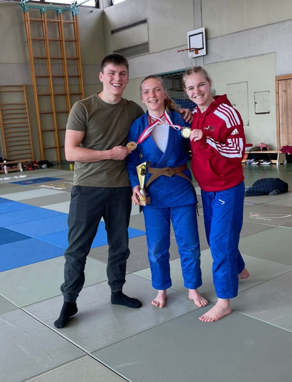 Erfolgreiche Teilnahme am Gallneukirchner – Eidenbergergedenkturnier mit Medaillen für Eva Stadler und starken Kämpfen von Lena Stadler und Nico Schmitzberger.
