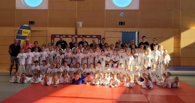 JUBS Kinder und Judokas aus SV Bürmoos trainieren zusammen bei schweißtreibenden Temperaturen in Burgkirchen. Spaß, Challenges und Polizeihunde sorgen für Begeisterung!