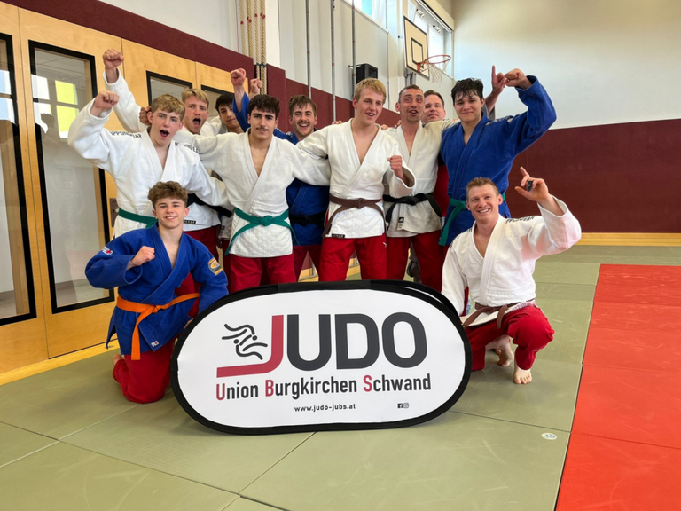 Spannende Kämpfe gegen JZ Rapso Linz: JUBS siegt in Landesliga B und 2. Bundesliga mit starken Leistungen. Erfahre mehr! 🥋🏆 #Judo #Burgkirchen #Schwand