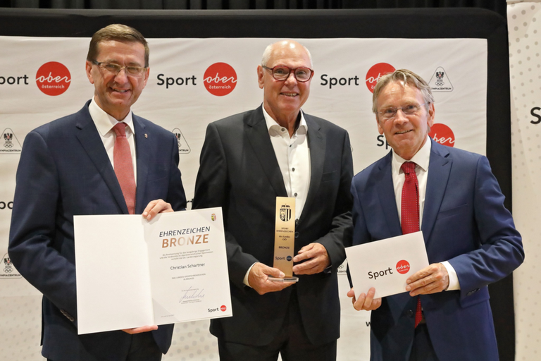 Ehrung für langjährige Funktionäre der Judo Union Burgkirchen/Schwand. Gratulation an Monika Kronberger, Christian Schartner und Roland Gehmayr.