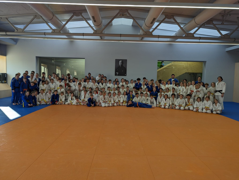 Union Osterlehrgang: 15 Judokids meistern Morgensport, 2 Judotrainings täglich und Bewegungschallenge. Erfahrene helfen den „Frischlingen“ zum Erfolg.