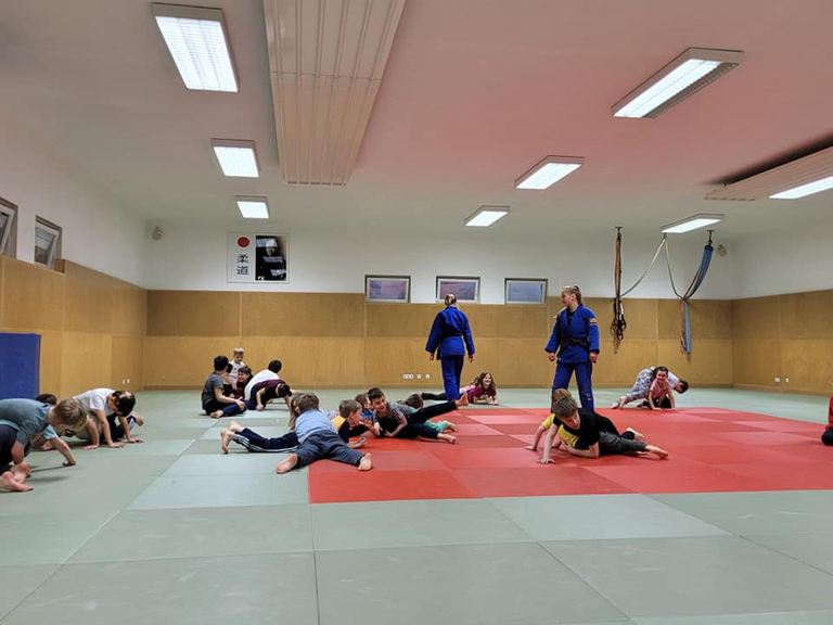 Schnupperkurse gestartet: Spaß und Action bei Judo Union Burgkirchen/Schwand! Erfahre mehr über unsere Kids und Trainerinnen Lena und Eva.