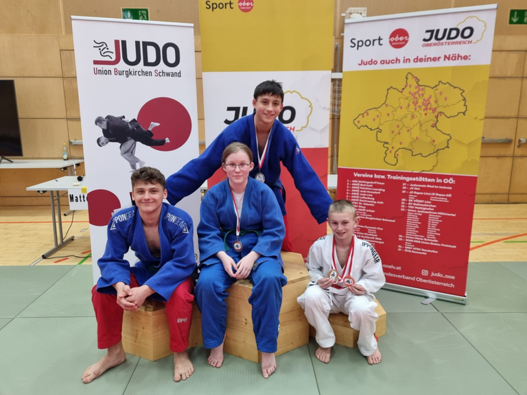 Schüler Landesmeisterschaften in Burgkirchen: Landesmeister und viele Medaillengewinner der Judo Union Burgkirchen/Schwand. 229 Judokas aus 21 Vereinen.