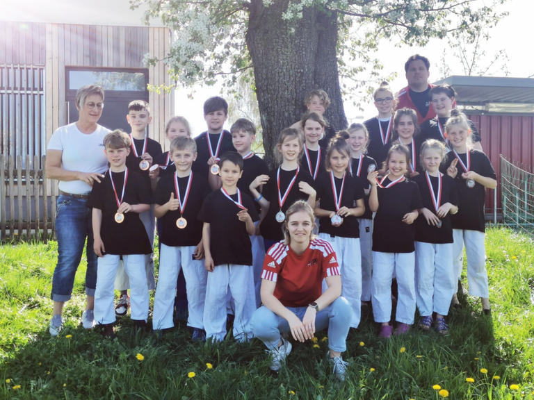 Spannende Wettkämpfe bei den Schülermannschafts Landesmeisterschaften in Kirchham! Unsere Mädels erkämpfen sich den Vizemeistertitel, während die Burschen auf dem 3. Platz landen. Lesen Sie mehr!