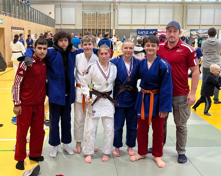Erfolge und Erfahrungen bei Judo-Turnier: Emma Landrichinger auf Platz 1, Eva Stadler Platz 3 und die Burschen Ibrahim Atmaz, Michael Hatzmann, Daniel Mehner und Simon Wengler sammeln wertvolle Erfahrungen bei insgesamt 295 Startern.
